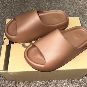 YEEZY SLIDES “FLAZ” (brown) BRAND NEW WITH BOX